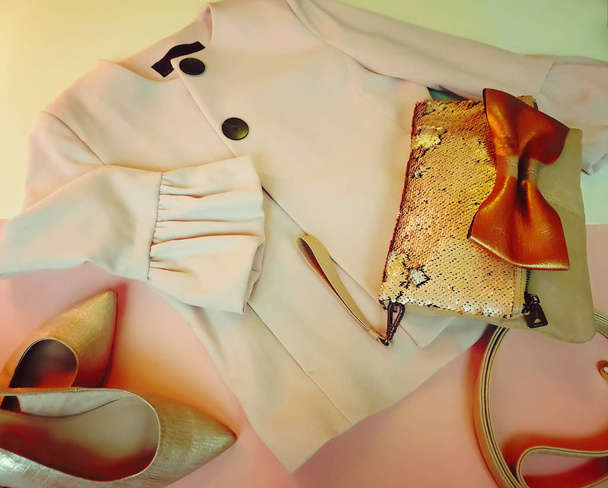 ékszer ruhák és kiegészítők a nők tavaszi kollekció luxus ékszerek rózsaszín kabát stílusos napszemüveg arany bőr kézitáska cipő élő korall háttér modern vásárlási banner divat trendek  - Fotó, kép