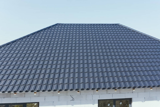 Casa com telhado de metal cinzento. telhado de metal ondulado e metal ro
 - Foto, Imagem