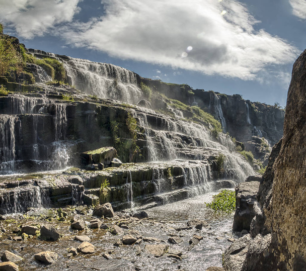 Удивительные водопады Понгур и их окрестности во вьетнамском городе Лат с Буддой на вершине холма и прекрасным видом на прозрачную падающую воду в самых редких местах
. - Фото, изображение