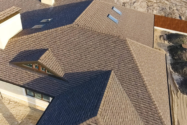 Ασφαλές πλακάκι για στέγη. Σπίτι με σκεπή από ασφαλτούχο  - Φωτογραφία, εικόνα