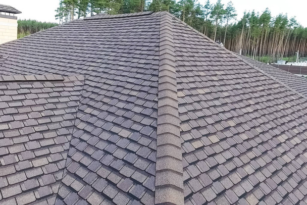 Bituminózní dlaždice na střechu. Dům se střechou ze živičné vody  - Fotografie, Obrázek