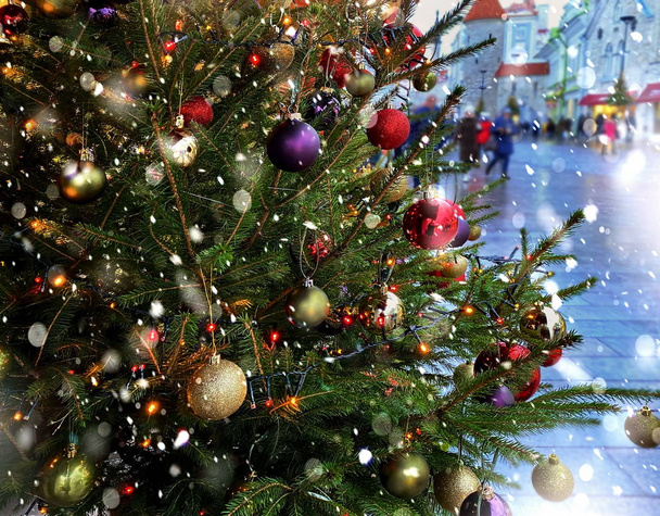 Noël sapin boules rouges dans la ville vacances Nouvel An lumière du soir et flocons de neige tombent dans la vieille ville de Tallinn décoration d'arbre de Noël lumière floue, meilleure place de marché d'hiver en Estonie
 - Photo, image