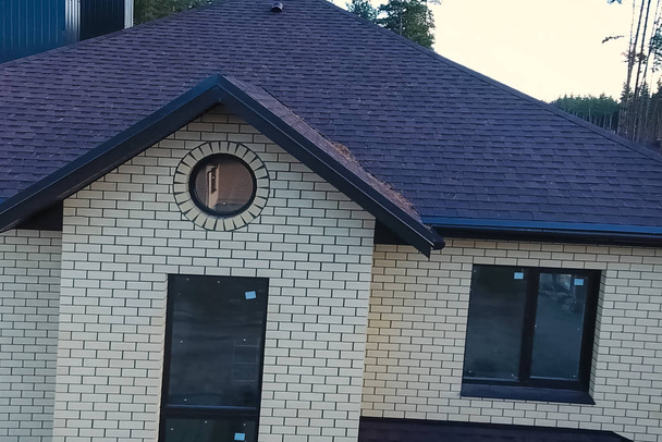 Bituminous csempe egy tető. A ház teteje bitumenes  - Fotó, kép