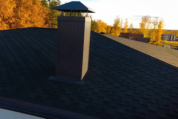 Mattonelle bituminose per un tetto. Casa con un tetto da un bituminoso
  - Foto, immagini