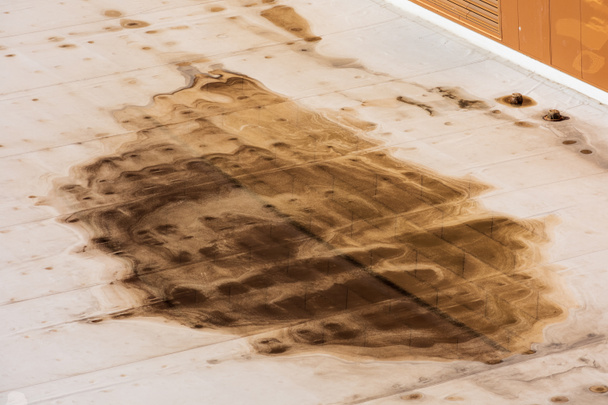 Réfléchir à l'eau sale sur un toit plat est le signe d'un problème de drainage. Un étang excessif peut attirer les insectes, les moisissures, la végétation et causer des dommages structuraux au bâtiment
 - Photo, image