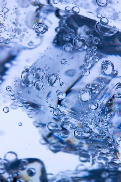 fundo de cubos de gelo regados com água mineral com bolhas de ar
 - Foto, Imagem