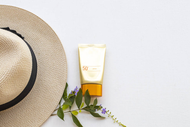 cosméticos naturais para pele rosto protetor solar spf50 superfície de cuidados de saúde, chapéu de estilo de vida mulher com arranjo de folha plana estilo leigo no fundo branco
  - Foto, Imagem