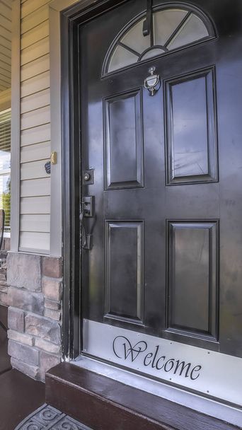 Вертикальна рамка Вхідні двері будинку зі скляними панелями і ганку зі стільцями поручнями і колонами
 - Фото, зображення