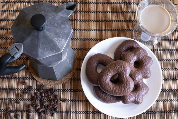 Пряникове печиво в шоколаді з гарячою кавою
 - Фото, зображення