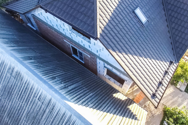 段ボール金属屋根と金属屋根。会った近代的な屋根 - 写真・画像
