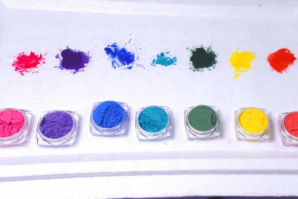 Pinturas multicolores en polvo. Pinturas en forma de
 - Foto, imagen