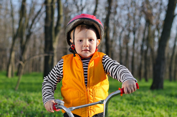 Petit garçon jouant avec son vélo
 - Photo, image