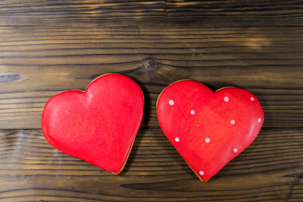 Ciasteczka w kształcie serca na Walentynki na drewnianym stole. Widok z góry - Zdjęcie, obraz