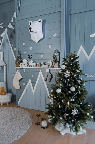 La decoración de fiesta del dormitorio infantil para la Navidad hol
 - Foto, imagen