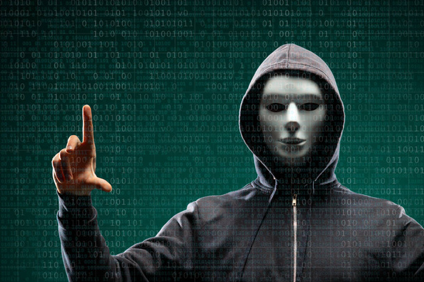 Опасный хакер над абстрактным цифровым фоном с двоичным кодом. Затемненное темное лицо в маске и капюшоне. Воровство данных, интернет-атака, мошенничество в даркнете, виртуальная реальность и концепция кибербезопасности
. - Фото, изображение