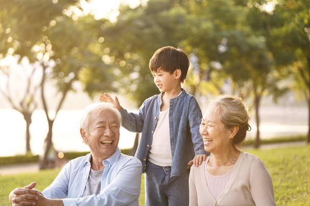 Asyalı büyükanne ve büyükbaba torunlarıyla iyi vakit geçiriyorlar. - Fotoğraf, Görsel