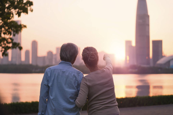 старша азіатська пара дивиться схід сонця
 - Фото, зображення