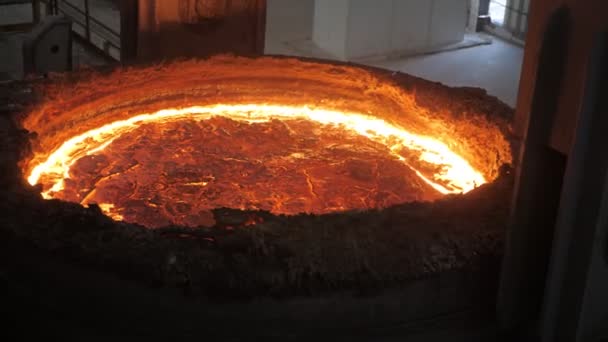 鉄の鋳造所バケットラスカレンノイ鋼は、鋼を加熱するための炉に入ります - 映像、動画