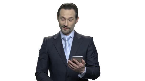 Surprised smiling businessman looking at his smartphone. - Imágenes, Vídeo