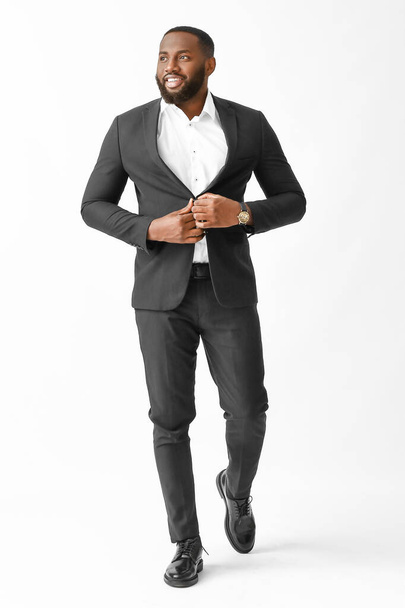 Stílusos afro-amerikai férfi fehér háttérrel - Fotó, kép