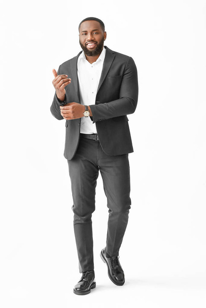 Elegante uomo afro-americano su sfondo bianco
 - Foto, immagini
