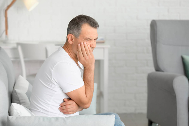 Dojrzały mężczyzna cierpiący na ból zęba w domu - Zdjęcie, obraz