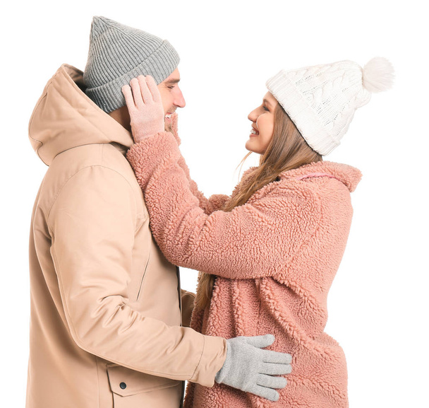 白い背景に冬服の幸せなカップルの肖像画 - 写真・画像