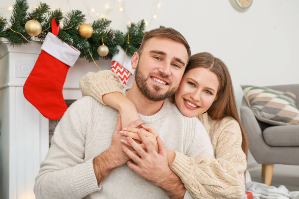 Joyeux jeune couple se reposant à la maison la veille de Noël
 - Photo, image