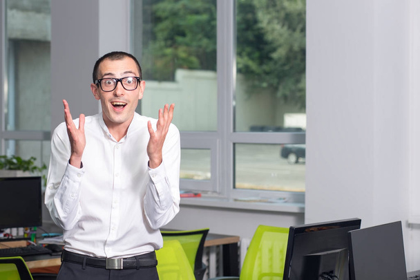 Wow! Surprised man with glasses in the office. - Foto, imagen