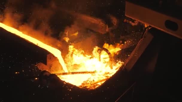 Roztopiony metal wypływa z kranu. Palenie ogniem stalowym - Materiał filmowy, wideo
