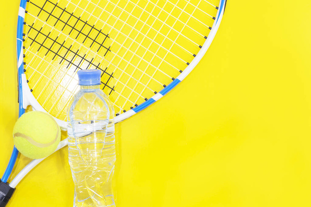 Τένις σε ένα φωτεινό φόντο, ρακέτα, μπάλα,. Φωτογραφία στο Studio - Φωτογραφία, εικόνα