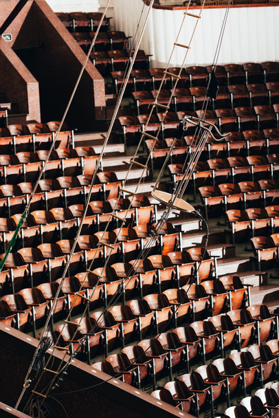 Vista de alto ángulo del equipo de escenario con asientos de anfiteatro en circo
 - Foto, imagen