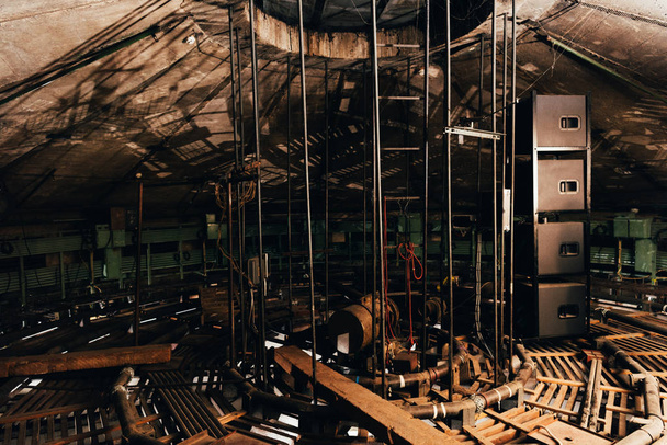 Műszaki konstrukciók létrákkal és hangszórókkal a cirkuszi raktárban - Fotó, kép