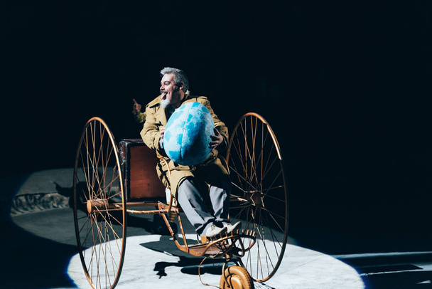 KYIV, UCRANIA - 1 DE NOVIEMBRE DE 2019: Intérprete en carro con huevo decorativo que sobresale de la lengua en circo
  - Foto, imagen