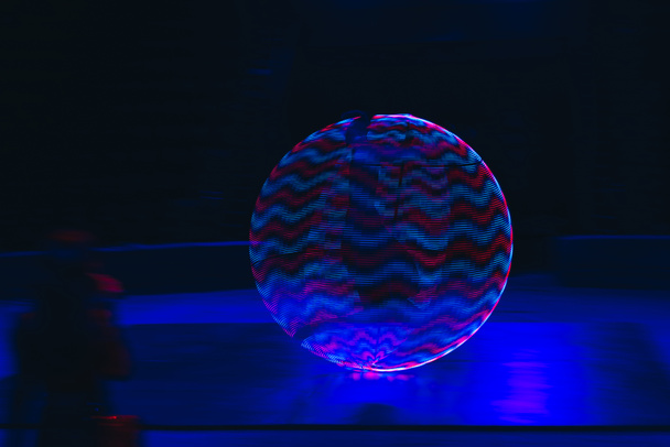 Neonový kruh s abstraktním vzorem na černém pozadí - Fotografie, Obrázek