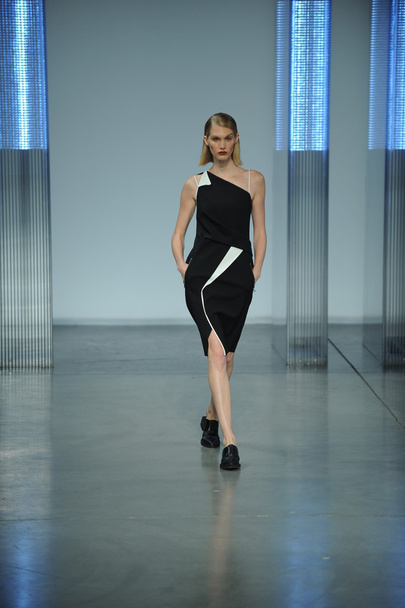 Model walks at Helmut Lang fashion show - Foto, Bild