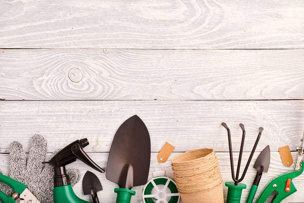 Εργαλεία κηπουρικής σε ξύλινη επίπεδη φόντο lay - Φωτογραφία, εικόνα