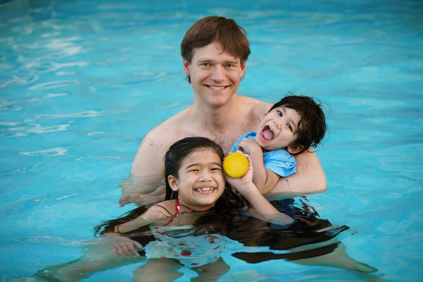Padre caucasico in piscina con figli bielorussi, tenuta disabilitata
 - Foto, immagini