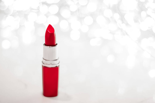 Lápiz labial rojo en plata Navidad, Año Nuevo y San Valentín Día h
 - Foto, Imagen