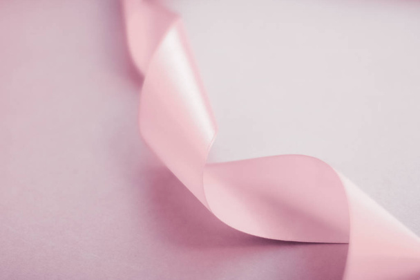 Абстрактная шелковая лента на розовом фоне, эксклюзивная роскошь
  - Фото, изображение
