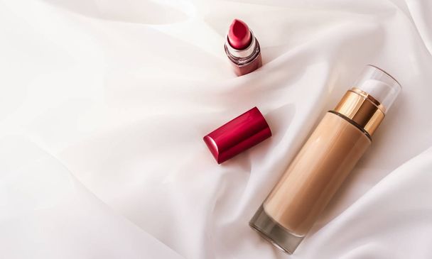 Μπεζ τονική κρέμα μπουκάλι make-up ρευστό βάση θεμελίωσης και κόκκινο l - Φωτογραφία, εικόνα