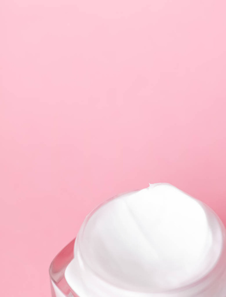 Крем для обличчя зволожуюча банка на рожевому фоні, зволожуюча шкіра
 - Фото, зображення