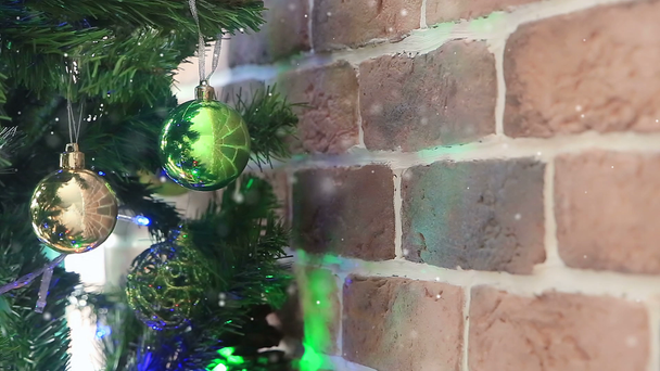 Szüreti karácsonyfa dekoráció karácsonyfán - Felvétel, videó