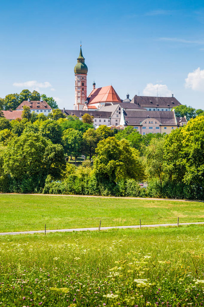 Famosa abadía Andechs en verano, distrito de Starnberg, Alta Baviera, Alemania
 - Foto, Imagen