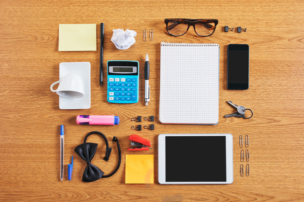 The contents of a business workspace organized and composed. - Foto, imagen