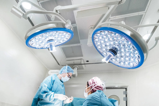 Equipo médico profesional realizando cirugía en el hospital - Foto, Imagen