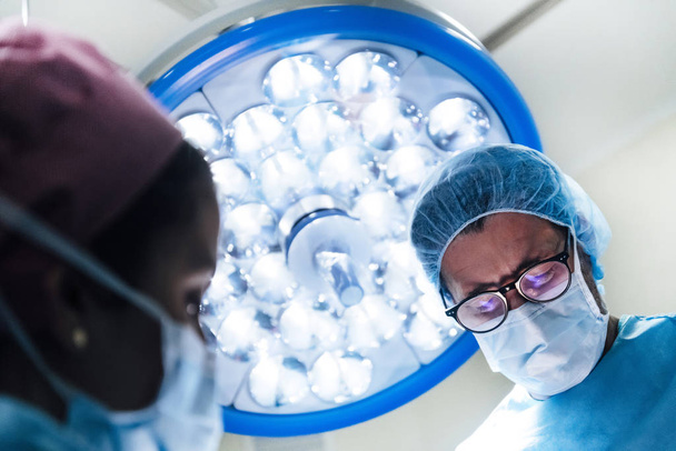 Squadra medica professionale che esegue un intervento chirurgico in ospedale - Foto, immagini