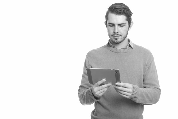 jovem bonito caucasiano homem segurando digital tablet
 - Foto, Imagem