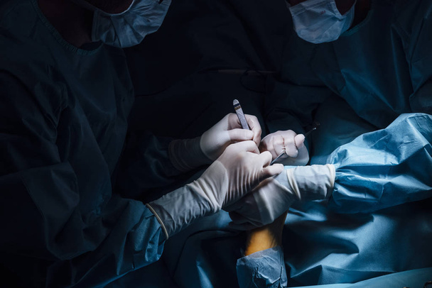 Επαγγελματική ιατρική ομάδα που εκτελεί χειρουργική επέμβαση στο νοσοκομείο - Φωτογραφία, εικόνα
