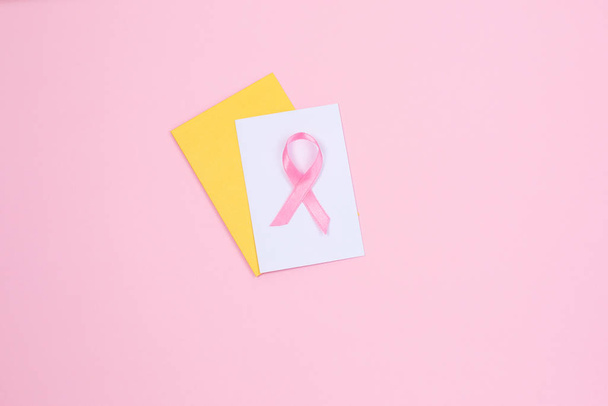 Concept de cancer du sein : Ruban rose et enveloppe ouverte symbole du cancer du sein
 - Photo, image
